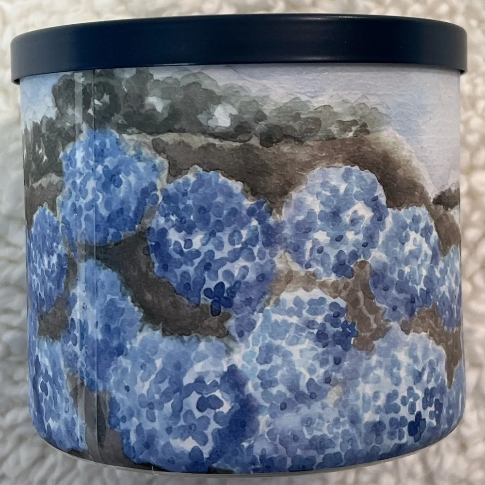 Bath & Body Works Shoreline Hydrangea 3-Wick Soy Wax Candle 3-Wick 14.5 Oz - Picture 3 of 8